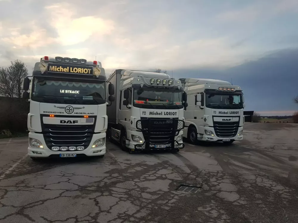 3 camions blanc