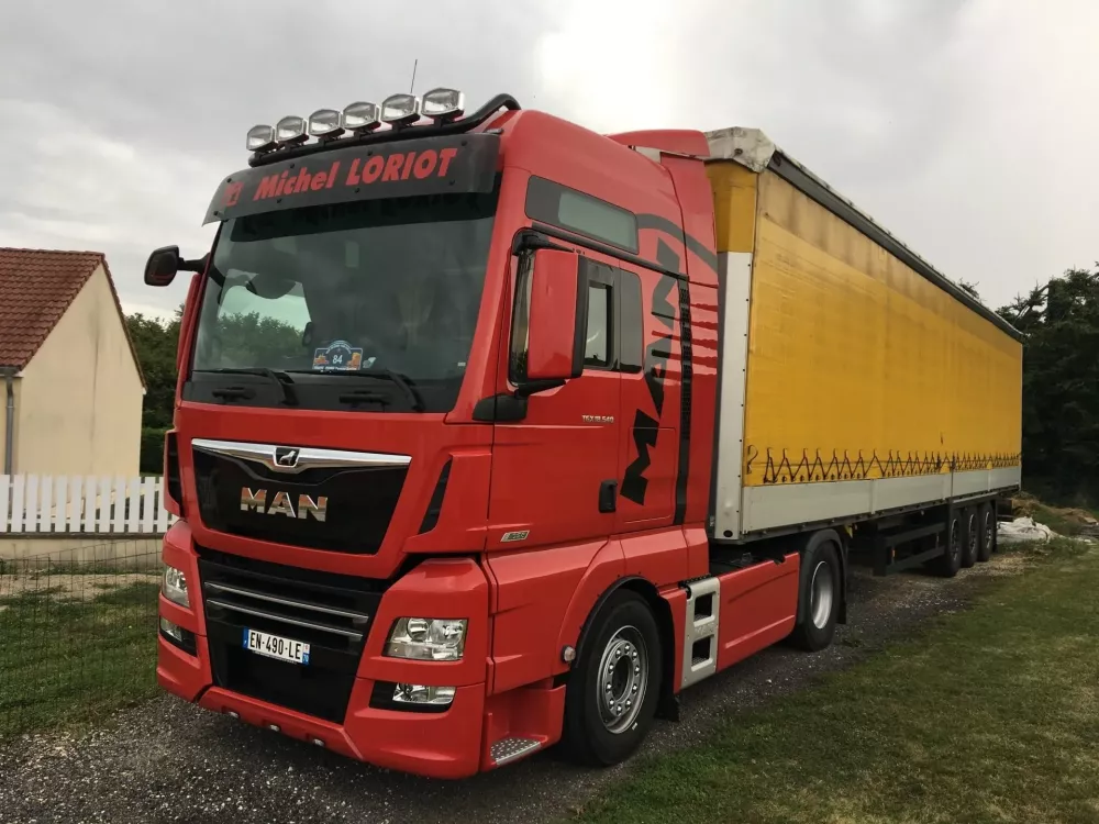 camion rouge et jaune